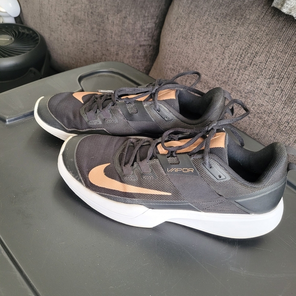 Nike Vapor Lite tennis shoes, Black And Rose Gold SZ 10.5 - Picture 2 of 5